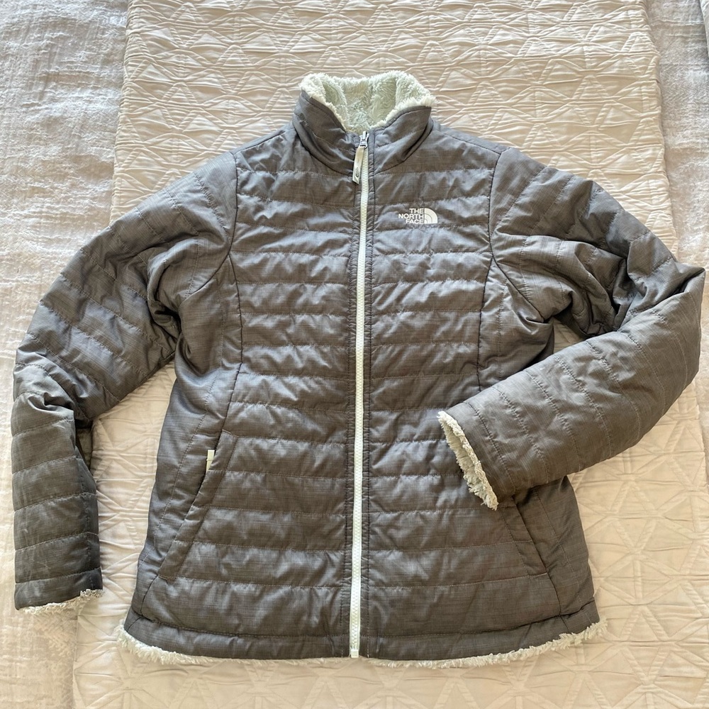 Girls NorthFace reversible jacket. Size xl. Color is gray and light blue.